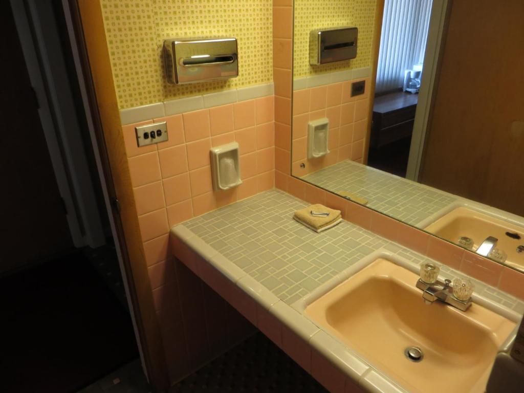 The Wesley Inn Motel Женевско езеро Екстериор снимка